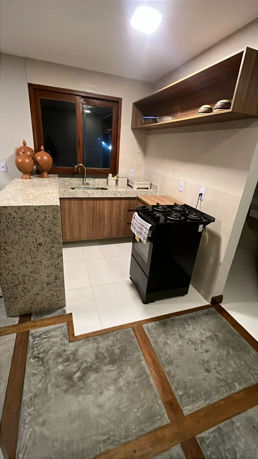 Cozinha com fogão e bancada.